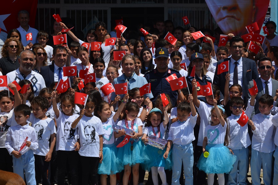 Kaymakamımız 2024-2025 Eğitim Öğretim Yılı Dönem Sonu Karne Dağıtım Törenine Katıldı